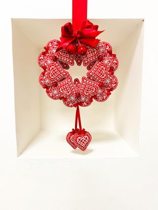 ❤️ Vánoční klasika, která nikdy neomrzí! Ručně vyšívaný červený věnec přinese do tvého domova atmosféru tradice a pohody....